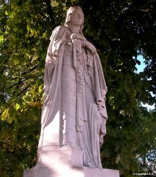 Statue de sainte Clotilde dans les Jardins du Luxembourg